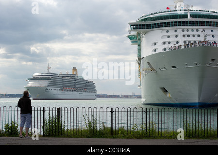 Arcadia crociera rende la sua via di uscita di acqua di Southampton passando l'indipendenza dei mari Foto Stock