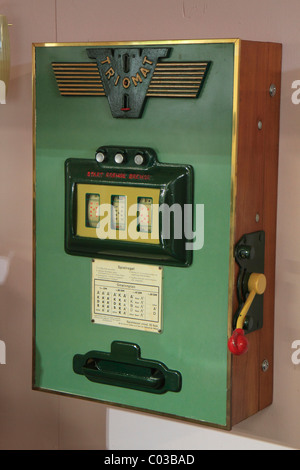 Triomat slot machine, un bandito armato, ErfinderZeiten auto e museo di orologi in Schramberg, Foresta Nera, Baden-Wuerttemberg Foto Stock