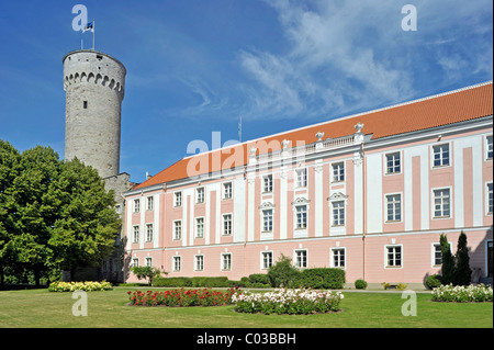 Castello dell'Ordine dei Cavalieri Teutonici, Tall Hermann Tower, la sede del parlamento estone, Tallinn, ex Reval Foto Stock