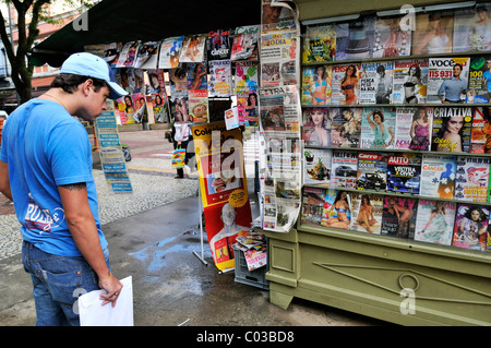 Uomo che guarda di quotidiani e riviste in Edicola, Petropolis, Rio de Janeiro, Brasile, Sud America Foto Stock