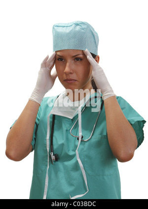 Esaurito medico donna con un mal di testa isolata contro uno sfondo bianco. Foto Stock