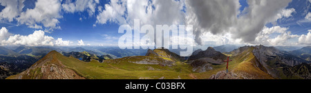 360° vista dal Monte Rofanspitze con bizzarre nuvole nel cielo sopra le montagne Rofan, Achensee, Tirolo, Austria, Europa Foto Stock