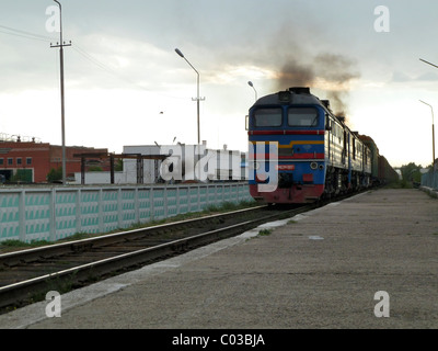 Locomotiva Diesel tirando un treno merci della Transmongolian linea ferroviaria da Ulaanbaatar in direzione sud, Ulaanbaatar Foto Stock