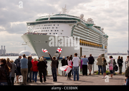 Royal Caribbean Cruise Lines indipendenza dei mari lascia southampton docks con i membri della famiglia a salutare gli amici a bordo Foto Stock