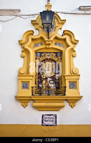 Religiosi immagine piastrellata/icon set nella parete accanto a Postigo del Aceite (gate nelle mura della città vecchia) calle Dos de Mayo, Siviglia, Spagna Foto Stock