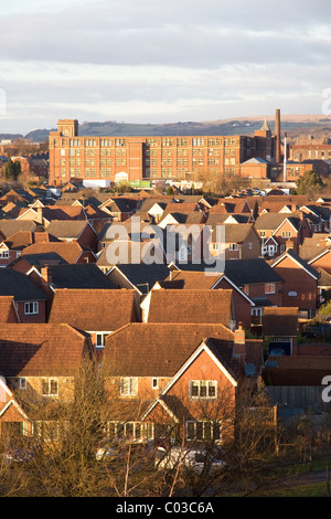 Moderno complesso residenziale e il vecchio mulino di cotone (pilota Mill) con mori oltre, Bury, Greater Manchester, Regno Unito Foto Stock