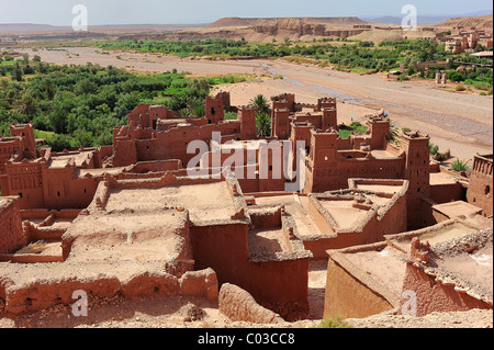 Tetti, casbah e letti di fiumi, Ouarzazate, castello residenziale del Berber, Ksar fortificato o mattoni di fango, villaggio di Ait Benhaddou Foto Stock