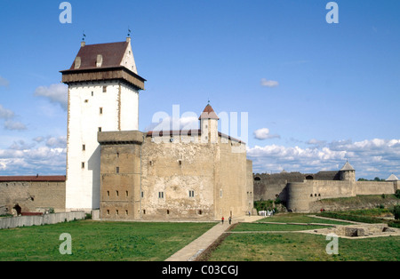 Hermann fortezza, il Castello dell'Ordine dei Cavalieri Teutonici sul fiume Narva davanti al confine russo e Ivangorod Foto Stock