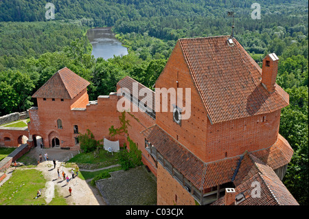 Cortile del Castello Turaida, castello vescovile, fiume Gauja, Turaida, Lettonia, Paesi Baltici, Europa settentrionale Foto Stock