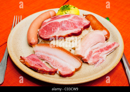 Choucroute garnie, piatto Alsaziano con crauti, salsicce e altri salumi e salumi, Alsazia, Francia, Europa Foto Stock