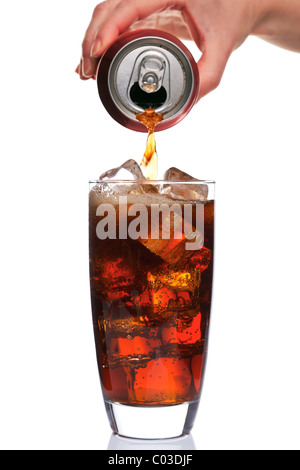 Foto di Cola è versata in un bicchiere con ghiaccio a cubetti, isolata su uno sfondo bianco. Foto Stock