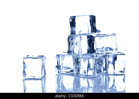 Foto di cubetti di ghiaccio isolato su uno sfondo bianco. Foto Stock