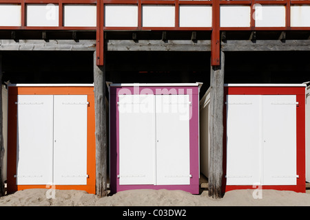 Tre spiaggia colorata di capanne con porte bianco, Westkapelle, penisola di Walcheren, Provincia di Zeeland, Paesi Bassi, Benelux, Europa Foto Stock