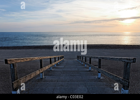 Passi sulla diga di sera, Westkapelle, Walcheren, Zeeland, Paesi Bassi, Benelux, Europa Foto Stock