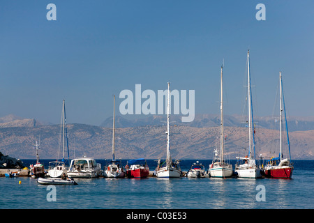 Barche a vela e yacht nel porto di Kassiopi, Nord Est Corfu, Corfu, Isole Ionie, Grecia, Europa meridionale, Europa Foto Stock