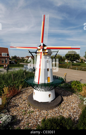 Modello di grandi dimensioni di un mulino a vento sulla strada, Zoutelande, Walcheren, Zeeland, Paesi Bassi, Benelux, Europa Foto Stock