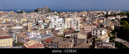 Vista dalla Nuova Fortezza oltre il centro storico della città di Corfù, noto anche come Kerkira o Kerkyra, Nord Est Corfu, l'isola di Corfù Foto Stock