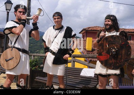 Astures nella piazza principale ' Astur-Roman Festival di La Carisa ' CARABANZO Asturias Spagna. Foto Stock