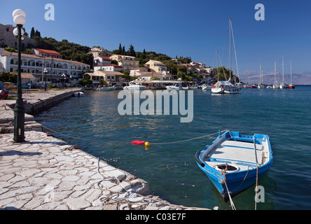 Barche a vela e yacht nel porto di Kassiopi, Nord Est Corfu, Corfu, Isole Ionie, Grecia, Europa meridionale, Europa Foto Stock