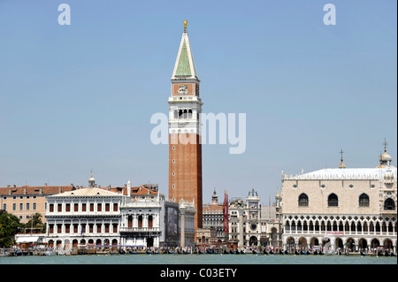 Campanile di San Marco e Campanile di San Marco la Basilica, il Museo Archeologico e il Palazzo Ducale e Piazza San Marco Foto Stock