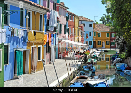 Canal con barche per la pesca a Burano, un villaggio pub con i turisti, case di pescatori, Isola di Burano, laguna di Venezia, Venezia, Italia Foto Stock