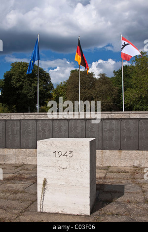 Siemens memorial, l'aquila di bronzo con stele per commemorare i caduti i dipendenti di Siemens nella prima e nella seconda guerra mondiale Foto Stock