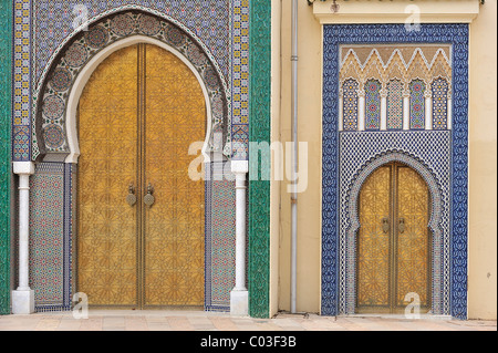 Ottone porte in entrata ornata di palazzo reale Dar el Makzhen Fes, Marocco, Africa Foto Stock