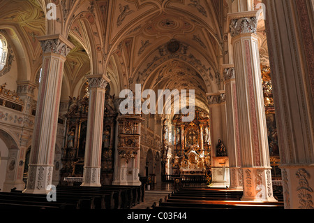 Navata della Chiesa Parrocchiale di San Salvator e Santa Croce, 1761-1766 Restauro in stile rococò, Kirchplatz 5, Polling Foto Stock