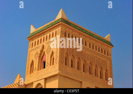 Torre angolare di una Kasbah, fango fortezza con tradizionali ornamenti berbero e modelli, Kasbah Asmaa Hotel, Midelt Foto Stock