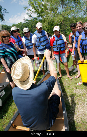 Istruttore insegna agli studenti sulla paletta di canoa la tecnica e lo stile. Foto Stock
