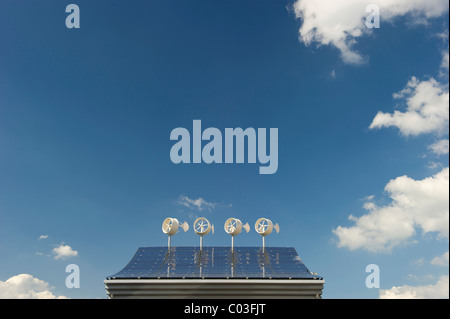 Pannelli solari e mini turbine eoliche sul tetto di un hotel a Friburgo in Breisgau regione, Baden-Wuerttemberg Foto Stock