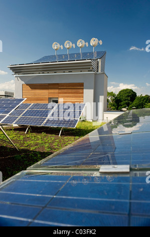 Pannelli solari e mini turbine eoliche sul tetto di un hotel a Friburgo in Breisgau regione, Baden-Wuerttemberg Foto Stock