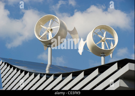 Pannelli solari e mini turbine eoliche sul tetto di un hotel a Friburgo in Breisgau regione, Baden-Wuerttemberg Foto Stock