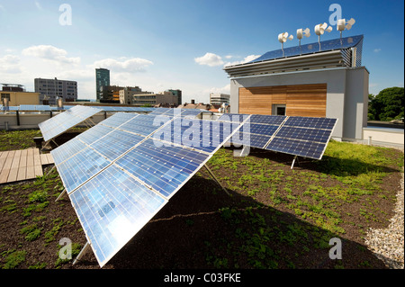 Pannelli solari e mini turbine eoliche sul tetto di un hotel a Friburgo in Breisgau regione, Baden-Wuerttemberg Foto Stock