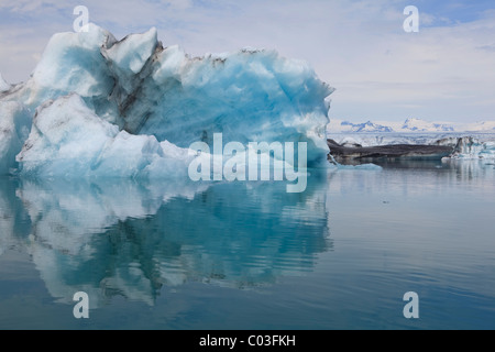 Iceberg galleggianti su Joekulsarlon lago glaciale, Islanda, Europa Foto Stock