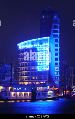 Blu edificio illuminato del HTC Hanseatic Trade Center, al Kehrwiederspitze al Giorni di Crociera 2010, 'Porta blu' arte Foto Stock