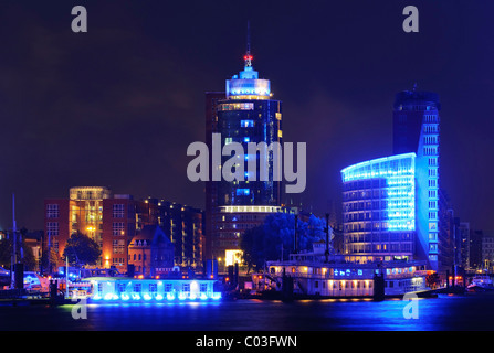 Blu edificio illuminato del HTC Hanseatic Trade Center, al Kehrwiederspitze al Giorni di Crociera 2010, 'Porta blu' arte Foto Stock