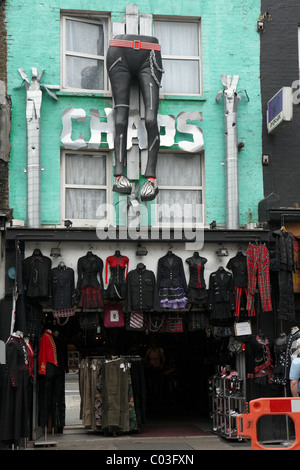 Caos negozio di fronte a Camden High street Foto Stock