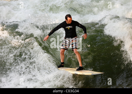 Surfer su un onda nel flusso Eisbach, il Giardino Inglese di Monaco di Baviera, Baviera, Baviera, Germania, Europa