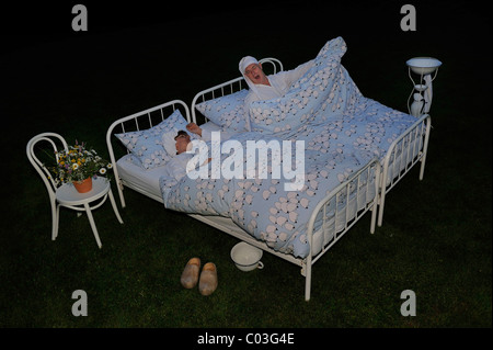 Boarder con nightgowns, un bicchierino prima di andare a dormire e la camera pot dormire in giardino, pazzi alberghi, pensioni Kamerichs boarding House Foto Stock