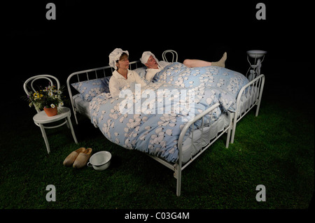 Boarder con nightgowns, un bicchierino prima di andare a dormire e la camera pot dormire in giardino, pazzi alberghi, pensioni Kamerichs boarding House Foto Stock