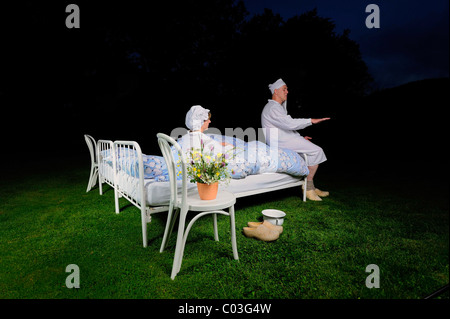 Boarder con nightgowns, un bicchierino prima di andare a dormire e la camera pot dormire in giardino, pazzi alberghi, pensioni Kamerichs boarding House Foto Stock