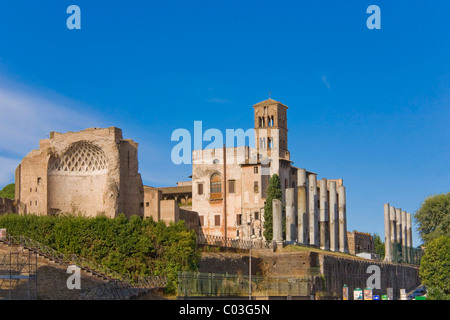 Le antiche rovine di Forum Romanum da Via dei Fori Imperiali di Roma, Italia, Europa Foto Stock