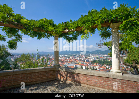 Vista dal Schlossberg verso la storica città di Graz, Stiria, Austria, Europa Foto Stock