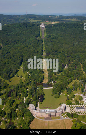 Vista aerea, Schloss Wilhelmshoehe Palace, nella distanza, Loewenburg, Lions Castello, Bergpark Wilhelmshoehe mountain Park Foto Stock