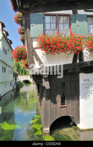 Hotel Schiefes Haus, Crooked House Hotel in dei pescatori del trimestre, Ulm, Baden-Wuerttemberg, Germania, Europa Foto Stock