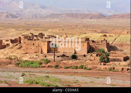 Vecchia Kasbah, castello residenziale dei berberi di mattoni di fango vicino castello di Ait Benhaddou, Sud Marocco, Marocco, Africa Foto Stock