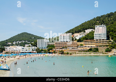 Cala Llonga, spiaggia, alberghi Santa Eulalia des Riu, Ibiza, Pityuses, isole Baleari, Spagna, Europa Foto Stock