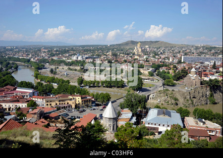 Panorama del Kura o fiume Mtkvari, Palazzo Presidenziale, Cattedrale di Sameba o Trinità Cattedrale e nella parte anteriore, la Meteco Chiesa Foto Stock