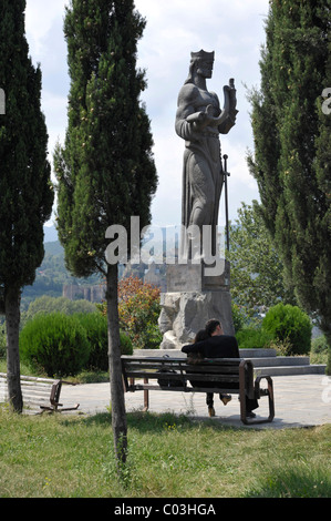 Gli amanti su un banco di lavoro davanti a un monumento, Avlabari distretto, Tbilisi, Georgia, Asia Occidentale Foto Stock